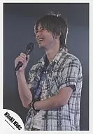 Kinki Kids/堂本光一/ライブフォト・腰上・衣装白黒銀・右手マイク・左手曲げ・背景黒/公式生写真