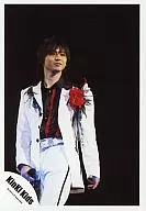 Kinki Kids / Koichi Domoto / Live Photo, Above the Knee, Costume Black and White Red, Right Hand Microphone, Background Black / Official Official photo