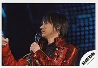 Kinki Kids / Koichi Domoto / Horizontal ・ Live Photo ・ Bust Up ・ Costume Red Black ・ Left Hand Microphone ・ Right Hand Lift ・ Background Black / Official Official photo