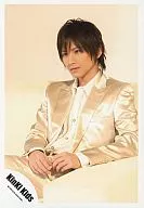 Kinki Kids / Koichi Domoto / Above-the-knee ・ Costume Shirogane ・ Wearing both hands ・ Sitting ・ Background white / Official Official photo