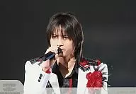 Kinki Kids / Koichi Domoto / Horizontal live photo ・ bust up ・ costume black and white ・ right hand microphone ・ without frame ・ background black / Johnny ` s web 2007-2008COUNTDOWN CONCEAT