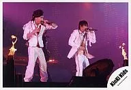 Kinki Kids / Domoto Go ・ Domoto Koichi / Horizontal ・ Live Photo ・ Costume White ・ Left Hand Microphone ・ Right Hand Raised ・ Background Pink Black / Official Official photo