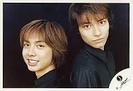 ジャニーズ/小原裕貴・秋山純/横型・顔アップ・衣装黒・小原笑顔・背景黒/公式生写真