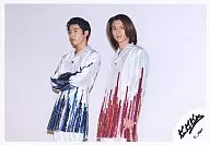 Kinki Kids/堂本光一·堂本刚/横型・膝上・服装白・刚蓝・光一红・刚臂组合/公式生写真