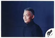 SMAP/香取慎吾/横型・シャツ黒・背景紺色/公式生写真
