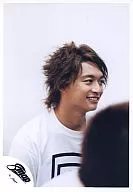 SMAP/香取慎吾/バストアップ・シャツ白・目線右・背景白/公式生写真