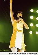 Berryz Kobo / Yurina Kumai / Live Photo / Above the Knee / Costume Yellow White / Left Hand Microphone / Right Hand Raised / Background Lighting / Black / Official Official photo