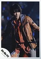 Kis-My-Ft2 / Wataru Yokoo / Live Photo / Above Knee / Costume Brown / Shirt Check Orange / Eye Right / Official Official photo