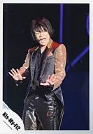 Kis-My-Ft2 / Wataru Yokoo / Live Photo / Above Knee / Costume Black, Gold / Eye Right / Official Official photo