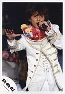 Kis-My-Ft2 / Taisuke Fujigaya / Live Photo / Above the Knees / Costume White / Left Hand Microphone / Right Hand Par / Flowers around the Neck / Official Official photo