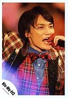 Kis-My-Ft2 / Takashi Nikaido / Live Photo, Bust Up, Costume Check White, Red, Left Hand Microphone, Eye Point Right / Official Official photo