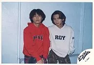 KinKi Kids / Koichi Domoto ・ Tsuyoshi Domoto / Horizontal ・ Above-the-knee ・ Hoodie red / white ・ Koichi two hand pockets ・ Background white / Official Official photo