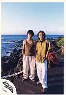 KinKi Kids/堂本光一·堂本刚/全身·服装卡其布·两手口袋·背景海/官方生写真