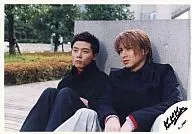 KinKi Kids/堂本光一·堂本剛/橫型·衣裝黑·坐·左/公式生寫真