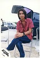 Kinki Kids / Koichi Domoto / Sitting in a chair / Dress shirt red / Jeans / Pair of legs / Outdoor / Official Official photo