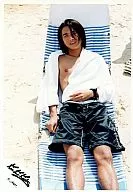 KinKi Kids / Koichi Domoto / Knee-high, Upper-body Naked, Shoulder-to-Shoulder Towel, Lying on the Floor, Sandy beach / Official Official photo