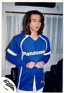 KinKi Kids/堂本光一/上半身・衣装ユニフォーム白.青・両手ボタン・背景室内/公式生写真