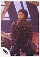 Arashi / Satoshi Ohno / Picture frame, sitting, check shirt, above knee, upper left eye / Official Official photo