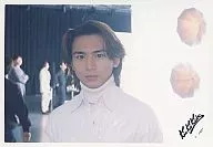 KinKi Kids/堂本光一/横型，丰胸，服装白色，后方人，相机视线/公式生写真