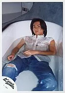 Kinki Kids / Koichi Domoto / Above-the-knee ・ Costume ・ White ・ Jeans ・ Bathtub ・ Left hand stomach / Official Official photo