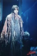 Kinki Kids / Koichi Domoto / Above-the-knee ・ Costume Brown ・ Black ・ Eye View Right ・ Background Blue / "Endless SHOCK" / 2L size official Official photo