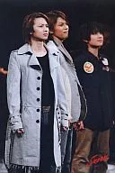 Kinki Kids / Koichi Domoto / Above-the-knee coat gray / Inner Black / Eyes Right / Behind TsubTsubasa Imai / "Shaking SHOCK" / 2L size official Official photo