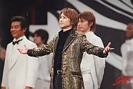 Kinki Kids / Koichi Domoto / Horizontal, Upper Body, Costume Gold, Black, Both Hands Spread, Eyes Left / "Shaking SHOCK" / 2L size official Official photo