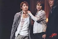 Johnnys / Tsubasa Imai / Koichi Domoto / Horizontal / Knee-Up / Eye-Eye Right / Costume white, gray / "Shaking SHOCK" / 2L size official Official photo