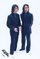 KinKi Kids / Domoto Go ・ Domoto Koichi / Whole Body ・ Costume Black ・ Inner Blue ・ Hikari 1 Both Hands Back ・ Background White / Official Official photo