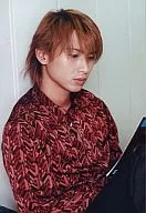 KinKi Kids/堂本光一/丰胸衬衣红色，右向，白色背景，无边框/正式生写真