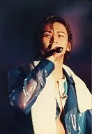 KinKi Kids/堂本光一/现场照片·丰胸·服装淡蓝色·毛巾白色·右手麦克风·背景黑色·无边框/正式生写真