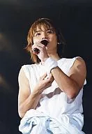 KinKi Kids/堂本光一/ライブフォト・衣装白・左手マイク・右手リストバンド・背景黒・枠無し/公式生写真