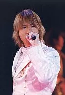 KinKi Kids/堂本光一/ライブフォト・バストアップ・衣装白・左手マイク・背景黒・枠無し/公式生写真