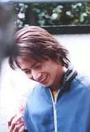 KinKi Kids/堂本光一/バストアップ・衣装青黒グレー・右手紙コップ・笑顔・枠無し/公式生写真