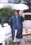 Kinki Kids / Koichi Domoto / Whole body ・ Costume black and blue ・ Left-hand umbrella ・ Right-hand carriage Tor ・ No frame / Official Official photo