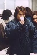 Kinki Kids / Koichi Domoto / Upper body / Costume black / Right hand paper cup / No frame / Official Official photo
