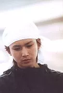 KinKi Kids/堂本光一/臉朝上，衣服黑，印花大手帕白，視線下，背景白，無邊框/正式生寫真