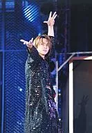 KinKi Kids/堂本光一/ライブフォト・膝上・衣装黒・両手上げ・背景青・枠無し/公式生写真