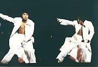 KinKi Kids/堂本剛·堂本光一/橫型·現場照片·服裝白色·左手麥剋風·右手橫向展開·無邊框/正式生寫真