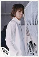 Kinki Kids / Koichi Domoto / Upper body / Body facing right / Shirt white / Blind on right / Background grey / Official Official photo