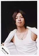 Kanjani Eight / Tadayoshi Okura / Upper body / White vest / White tank top / Necklace / Black background / Official Official photo