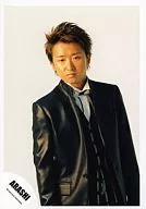 岚/大野智/腰上・衣服套黑色・背景白色/官方生写真