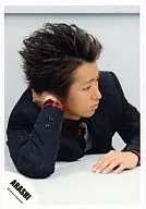 Arashi / Satoshi Ohno / Bust up / Costume jacket Black red / Sitting / Right hand head / With elbows / Left hand table / White background / Official Official photo