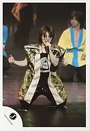 Kanjani Eight / Akihiro Yasuda / Live Photo / Above the Knee / Costume Gold Black / Left Hand Microphone / Right Hand Raised / Background Black / Official Official photo