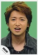 Arashi / Satoshi Ohno / Face Up / Costume Black / Mouth Open / Background Green / Official Official photo