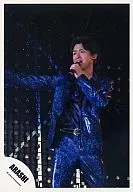 Arashi / Satoshi Ohno / Live Photo / Knee-Up / Costume Blue / Left Hand Microphone / Eye Point Left / Official Official photo