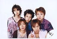 岚/集合(5人)/横型・中心二宫.蓝色服装・樱井服装粉色.右手食指和小指立・背景白色/正式生写真