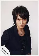 Kanjani Eight / Ryuhei Maruyama / Upper body / Jacket black / Inner black / Necklace / Background grey / Camera line / Official Official photo