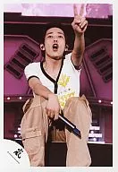 Arashi / Kazuya Ninomiya / Live Photo / Sitting / Costume White / Left Hand Piece / Right Hand Microphone / Official Official photo