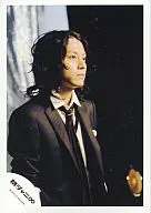 関ジャニ∞/渋谷すばる/バストアップ・衣装スーツ黒・目線右・背景黒.銀/公式生写真
